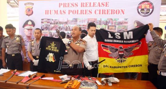 Bawa Narkotika dan Sajam, Lima Anggota GBR Cirebon Dibui - JPNN.com