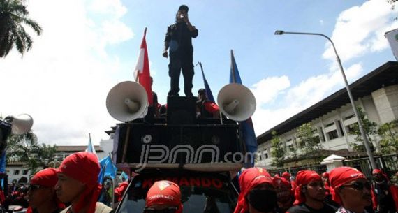 Sejumlah Buruh di Bandung Desak Aher Ubah Upah Sektoral - JPNN.com