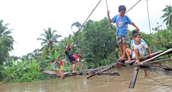 Rusak Parah, Jembatan Gantung ini Luput dari Perhatian Pemkot Bengkulu - JPNN.com