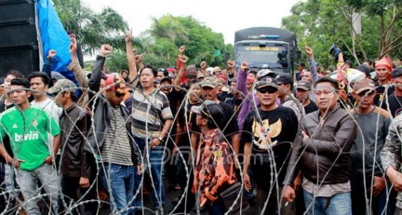 Kecewa, Ratusan Massa Pendukung Sambangi Kantor KPU Indramayu - JPNN.com