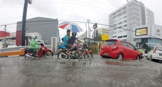 Diguyur Hujan Deras, Sejumlah Titik di Makassar Terendam Banjir - JPNN.com