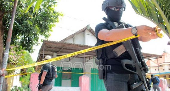 Densus 88 Geledah Rumah Terduga Teroris di Mojokerto - JPNN.com