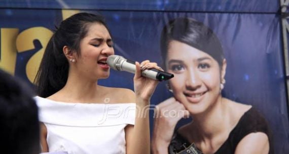 Aw..Aw.., Lihat Nih si Cantik Mikha Tambayong Bernyanyi - JPNN.com