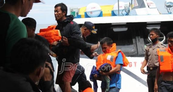 Petugas Gabungan Evakuasi Para Korban KMP Marina Baru 2B - JPNN.com