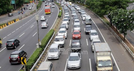 Kemacetan Panjang Mewarnai Tol Dalam Kota arah Cikampek - JPNN.com