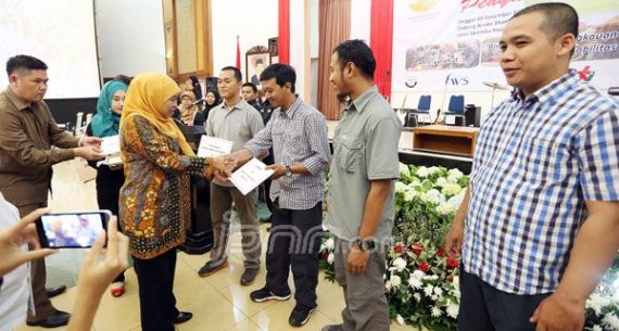 Menteri Khofifah Berikan Langsung Hadiah Kepada Para Pemenang Lomba Foto Kemensos - JPNN.com