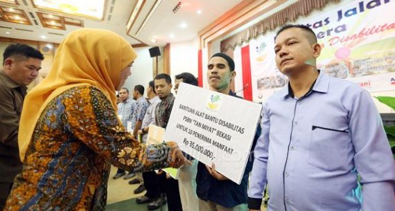 Mensos Khofifah Berikan Bantuan kepada Para Penyandang Disabilitas - JPNN.com