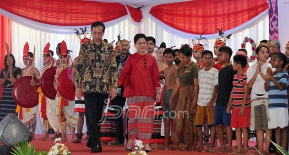 Bersama Ibu Negara, Presiden Jokowi Hadiri Perayaan Natal Bersama - JPNN.com