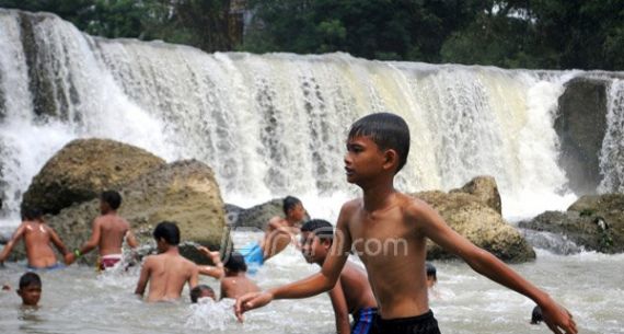 Bagi Anak-anak di Bekasi ini, Mandi Air Curug Menjadi Liburan Gratis - JPNN.com
