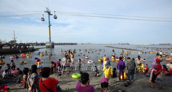 Dari Siang, Pantai Ancol Mulai Diserbu Pengunjung - JPNN.com