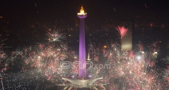 Inilah Suasana Malam Pergantian Tahun di Kawasan Monas Jakarta - JPNN.com