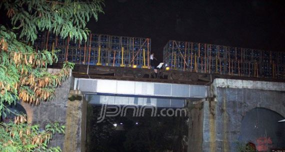 Kereta Api Pengangkut Galon Air Anjlok di Jembatan Cikupa - JPNN.com