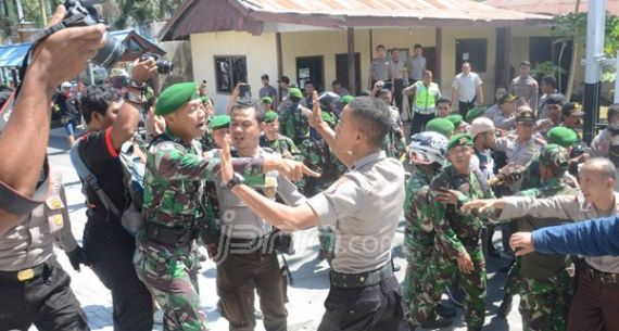 NGERI! Pasukan TNI dan Anggota Polres Ternate Nyaris Bentrok - JPNN.com