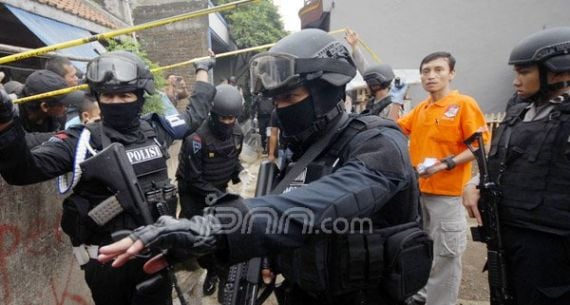 Tim Densus 88 Geledah Rumah Terduga Teroris di Bandung - JPNN.com