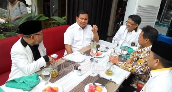 Prabowo dan Presiden PKS Makan Bersama Sebelum Rakornas - JPNN.com