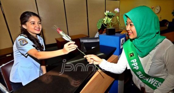 Ucapkan Terima Kasih, Kader Wanita PPP Bagikan Bunga Mawar - JPNN.com