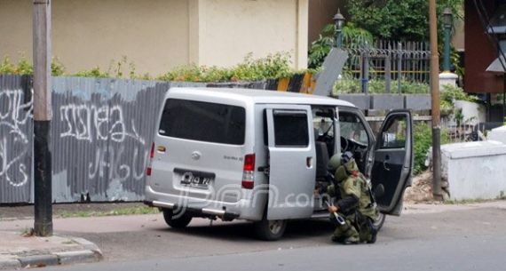 Diduga Mobil Pelaku, Tim Gegana Lakukan Pemeriksaan - JPNN.com