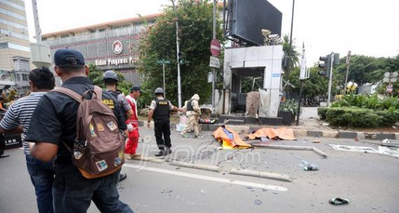 Petugas Kepolisian Evakuasi Korban Bom Thamrin dan Lakukan Penyisiran - JPNN.com