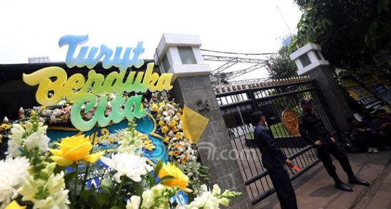 Karangan Bunga Penuhi Halaman Rumah Duka Menteri Susi - JPNN.com