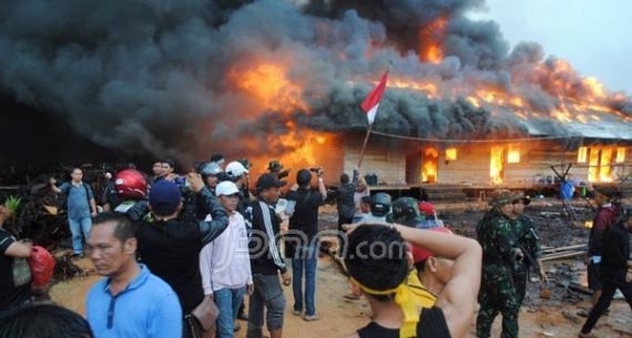 SADIS! Perumahan Anggota Eks Gafatar Habis Dibakar Massa - JPNN.com