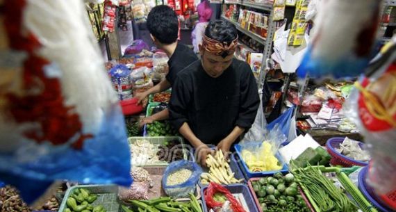 KEREN! Pedagang di Pasar Cipahit Bandung Gunakan Pakaian Adat - JPNN.com