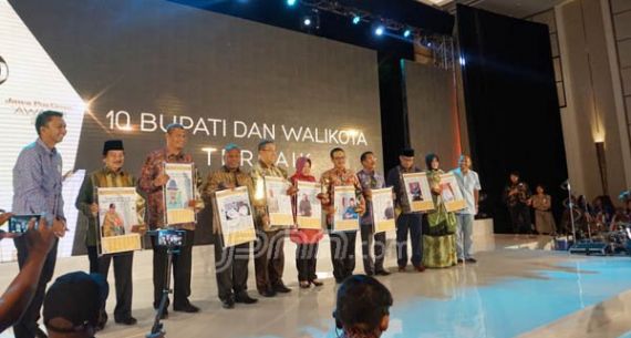 Sejumlah Kepala Daerah Berprestasi Raih Penghargaan Jawa Pos Group Awards - JPNN.com
