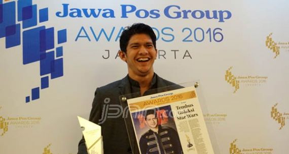 Iko Uwais Raih Penghargaan Aktor Terbaik di Ajang Jawa Pos Group Awards - JPNN.com