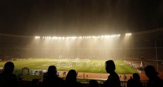 Hujan Deras Mewarnai Pertandingan Mitra Kukar VS Semen Padang - JPNN.com