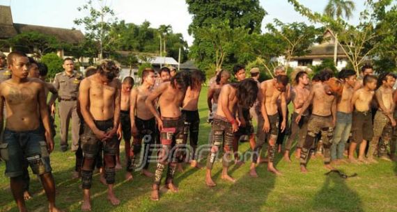 Kabur Dari Dinsos Kota Jambi, Puluhan Anak Punk Diamankan - JPNN.com