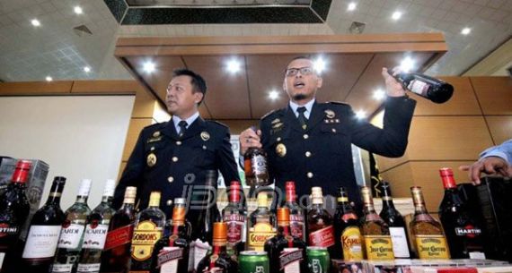 Bea Cukai Batam Amankan Puluhan Botol Miras Ilegal - JPNN.com