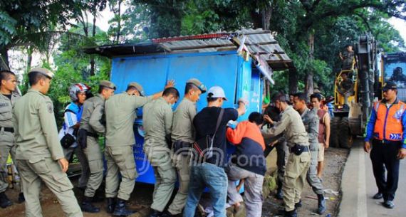Satpol PP Bersihkan Jalan Raya Bogor-Jakarta Dari PKL - JPNN.com