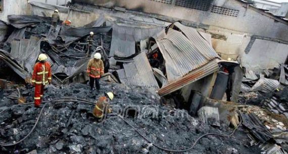Kebakaran Hebat Hanguskan Pabrik Pengolahan Limbah di Cigondewah - JPNN.com