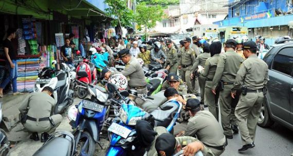 Parkir Sembarangan, Puluhan Motor di Pasar Sudimampir Banjarmasin Digembosi - JPNN.com