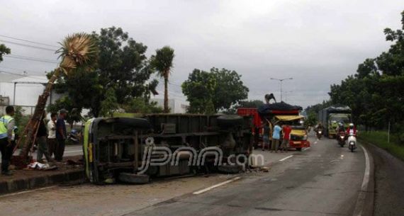 Adu Banteng, Dua Truk Terkapar di Jalur Lingkar Selatan - JPNN.com