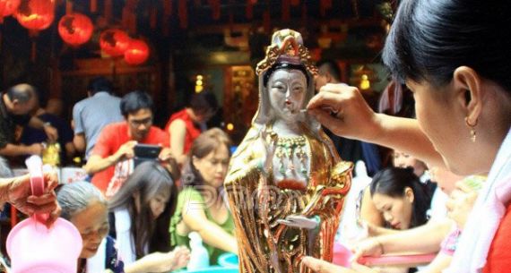 Warga Tionghoa Beramai-ramai Bersihkan Patung Dewa - JPNN.com