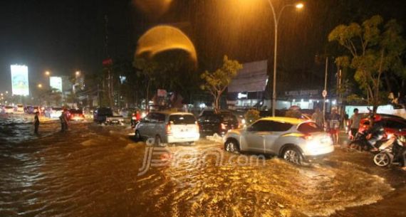 Diguyur Hujan, Kota Cirebon Pun Terendam - JPNN.com
