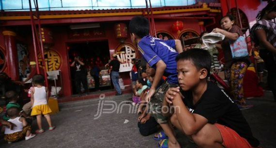 Berharap Angpau, Warga Miskin Serbu Wihara dan Klenteng - JPNN.com