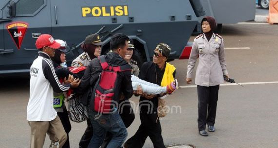 Memasuki Aksi Hari Ketiga, Sejumlah Honorer K2 Mulai Tumbang - JPNN.com