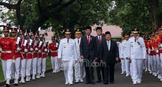 Prosesi Pelantikan Kada Dimulai dengan Jalan Kaki Bersama ke Istana - JPNN.com