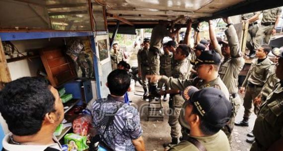 Puluhan Lapak PKL dan Parkir Liar di Plaza Benteng Kuto Besak Ditertibkan - JPNN.com