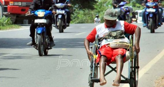 Demi Kesehatan, Bapak ini Rela Tempuh Puluhan Kilometer dengan Kursi Roda - JPNN.com