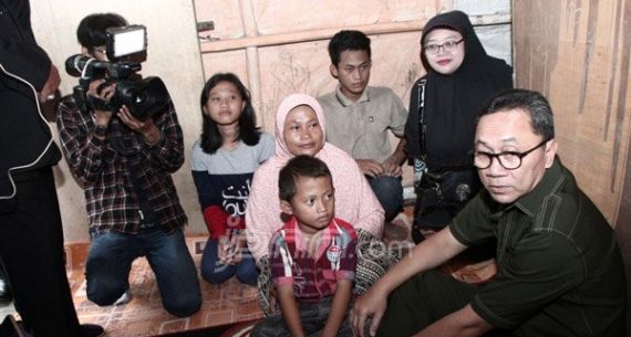 Sisir Kampung-kampung, Zulkifli Hasan Bantu Warga Miskin di Lampung - JPNN.com