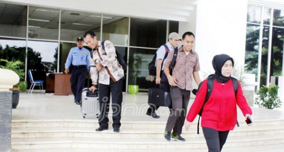 Geledah DPRD Banten, Petugas KPK Bawa Pulang Satu Koper - JPNN.com