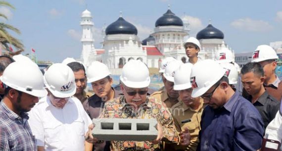 Sidak, Gubernur Aceh Zaini Abdullah Kritik Bahan Bangunan Masjid Raya Baiturrahman - JPNN.com