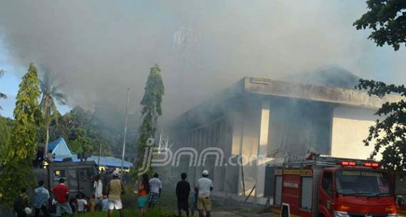 Gedung Penyimpanan Dokumen Bank Mandiri Sorong Terbakar - JPNN.com