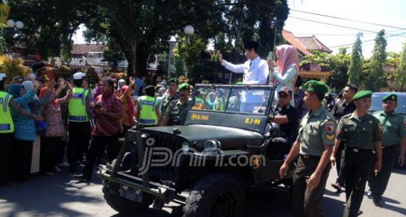 Diarak, Bupati dan Wakil Bupati Trenggalek Disambut Antuasias Warga - JPNN.com