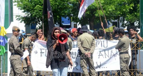 Hari Pertama Kerja, Wali kota Ternate Langsung Didemo - JPNN.com