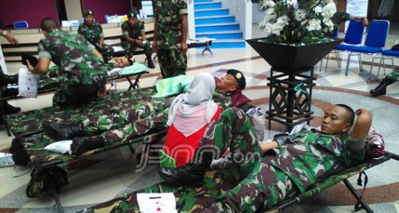 Pasukan TNI Brigif 13/Galuh Gelar Aksi Donor Darah - JPNN.com