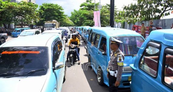 Tolak Program One Way Traffic, Ratusan Angkot di Manado Berdemo - JPNN.com