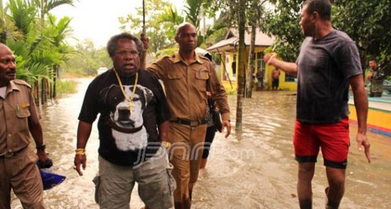 Bercelana Pendek, Bupati Mimika Terjun Langsung Tinjau Korban Banjir - JPNN.com